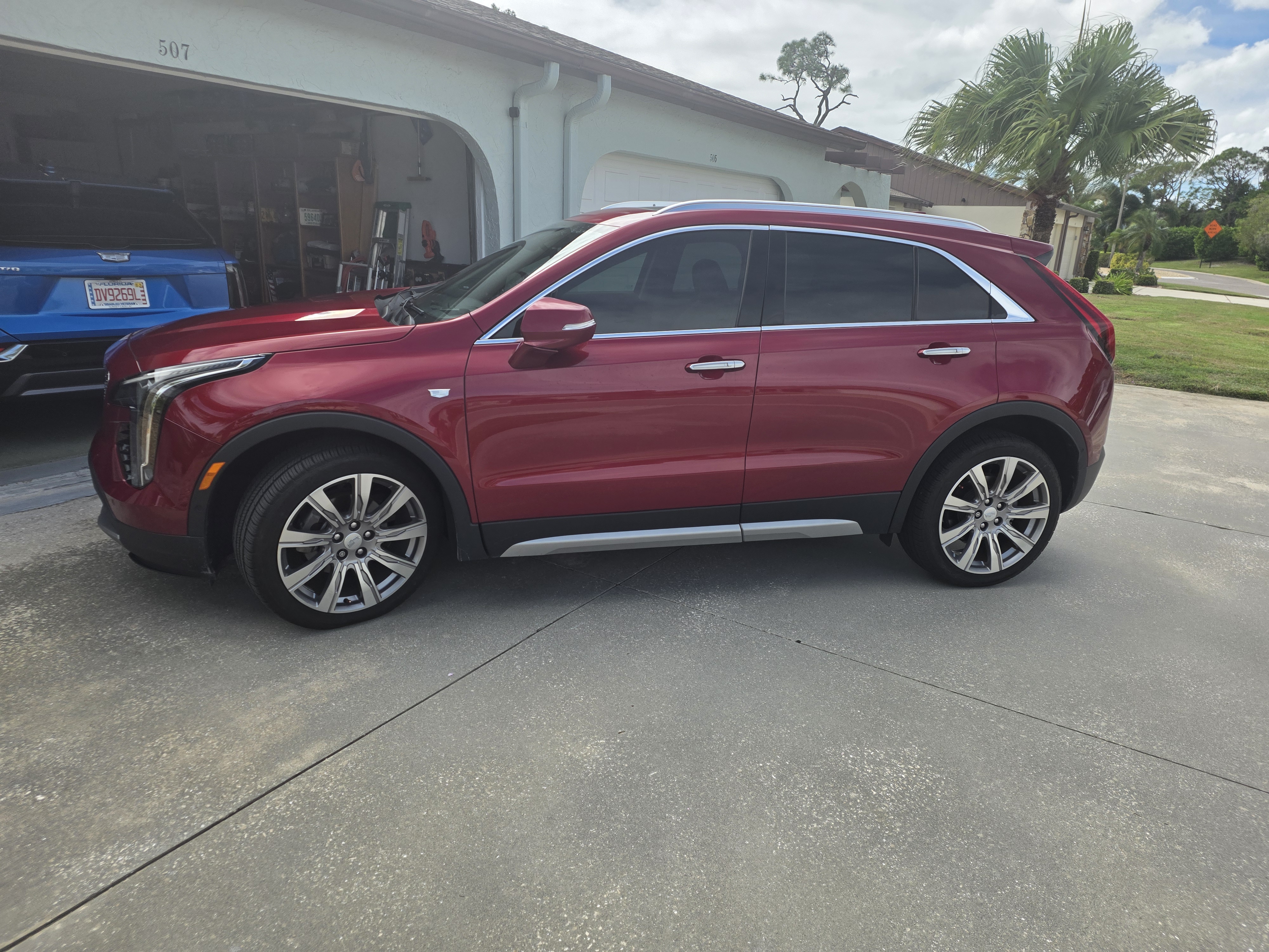 Used 2019 Cadillac XT4 Premium Luxury FWD image 1
