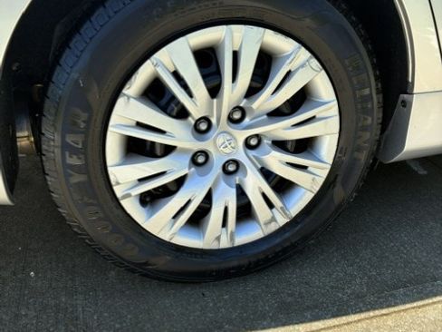 Used 2012 Toyota Camry LE FWD image 19