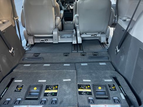 Used 2015 Toyota Sienna LE image 14