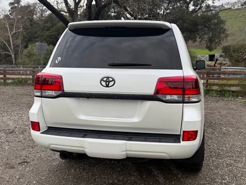 Used 2017 Toyota Land Cruiser image 5