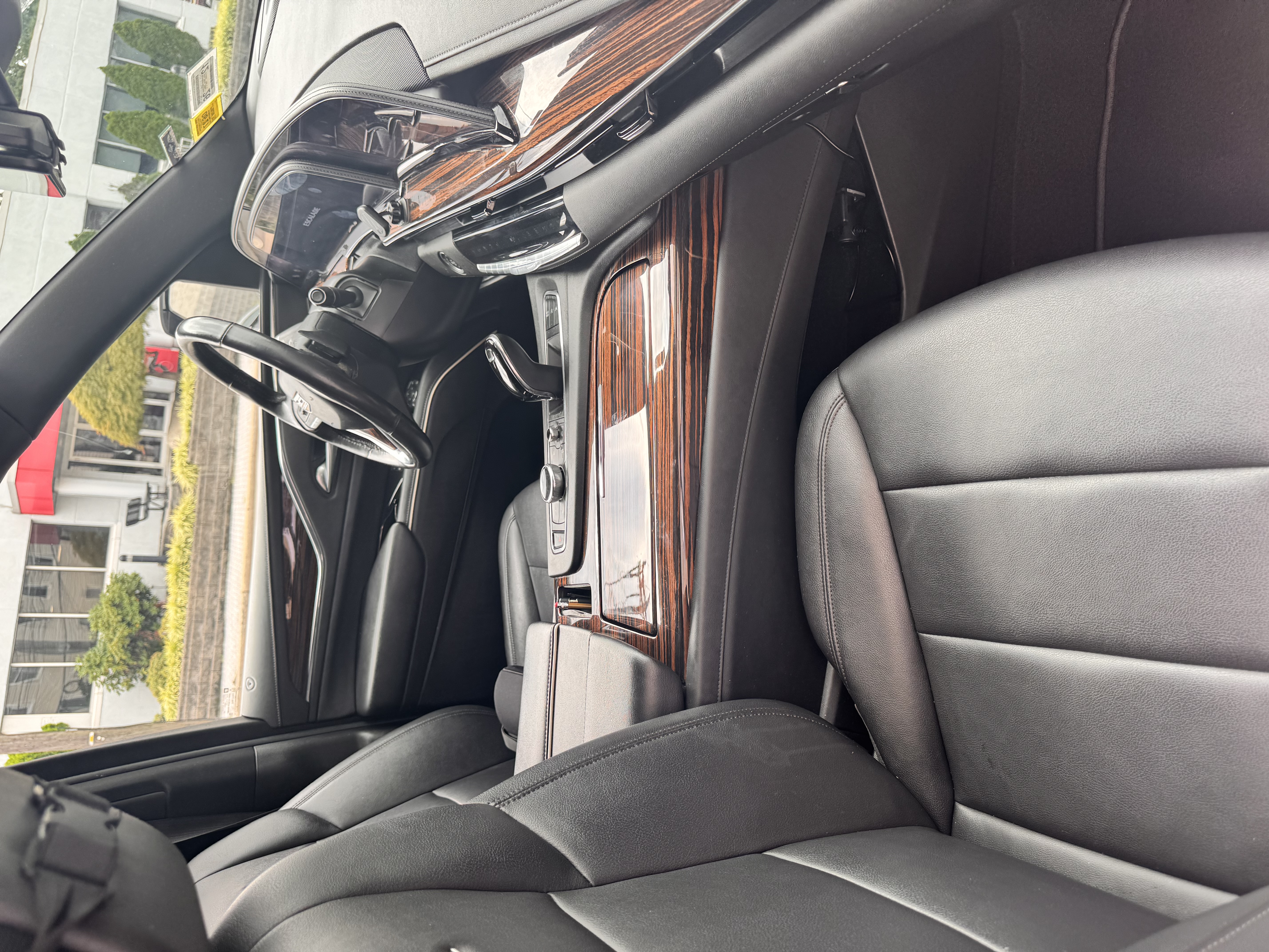 Used 2024 Cadillac Escalade ESV Luxury AWD/4WD image 11