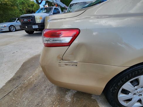 Used 2011 Toyota Camry LE image 6