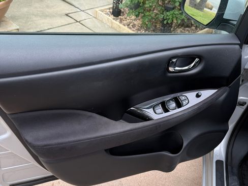 Used 2013 Nissan Leaf SV w/ LED & Quick Charge Pkg FWD image 8