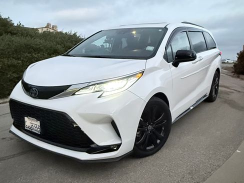 Used 2022 Toyota Sienna XSE w/ XSE Plus Package FWD image 1