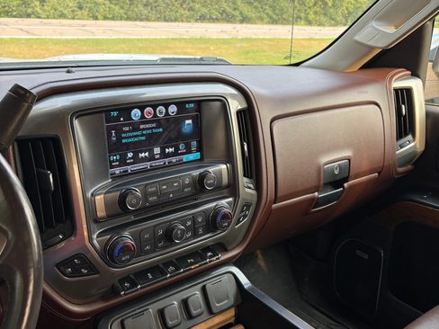 Used 2017 Chevrolet Silverado 1500 High Country AWD/4WD image 6