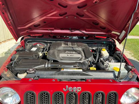 Used 2012 Jeep Wrangler Unlimited Sport AWD/4WD image 11