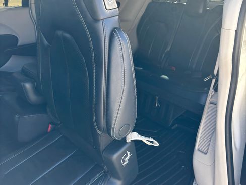 Used 2022 Chrysler Pacifica Touring-L w/ Uconnect Theater Family Group FWD image 9