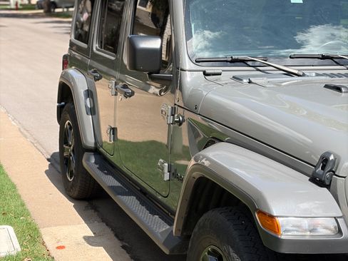 Used 2022 Jeep Wrangler Unlimited Sahara AWD/4WD image 6