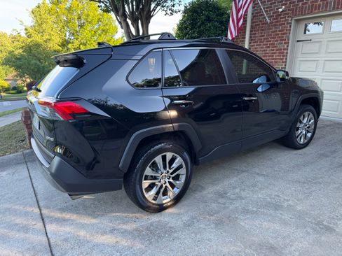 Used 2019 Toyota RAV4 Limited w/ Cold Weather Package FWD image 4