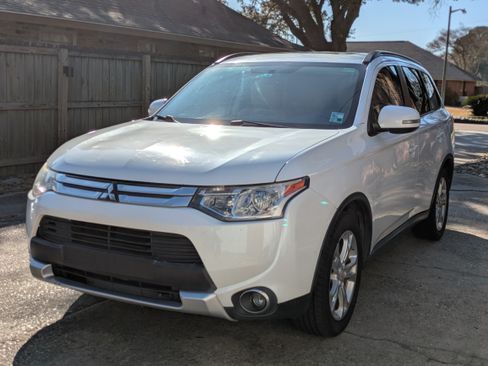 Used 2015 Mitsubishi Outlander SE image 1