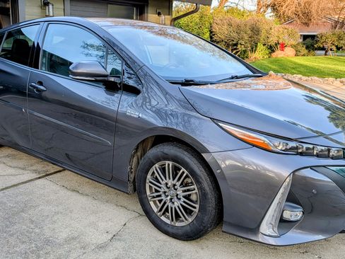 Used 2017 Toyota Prius Prime Premium image 5