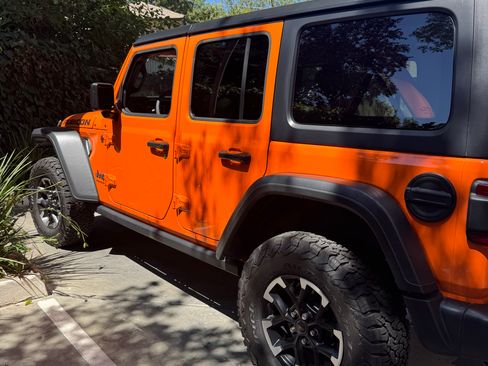 Used 2025 Jeep Wrangler Unlimited Rubicon w/ Convenience Group AWD/4WD image 2