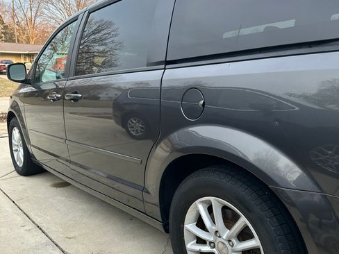 Used 2016 Dodge Grand Caravan SXT w/ UConnect Hands-Free Group image 2