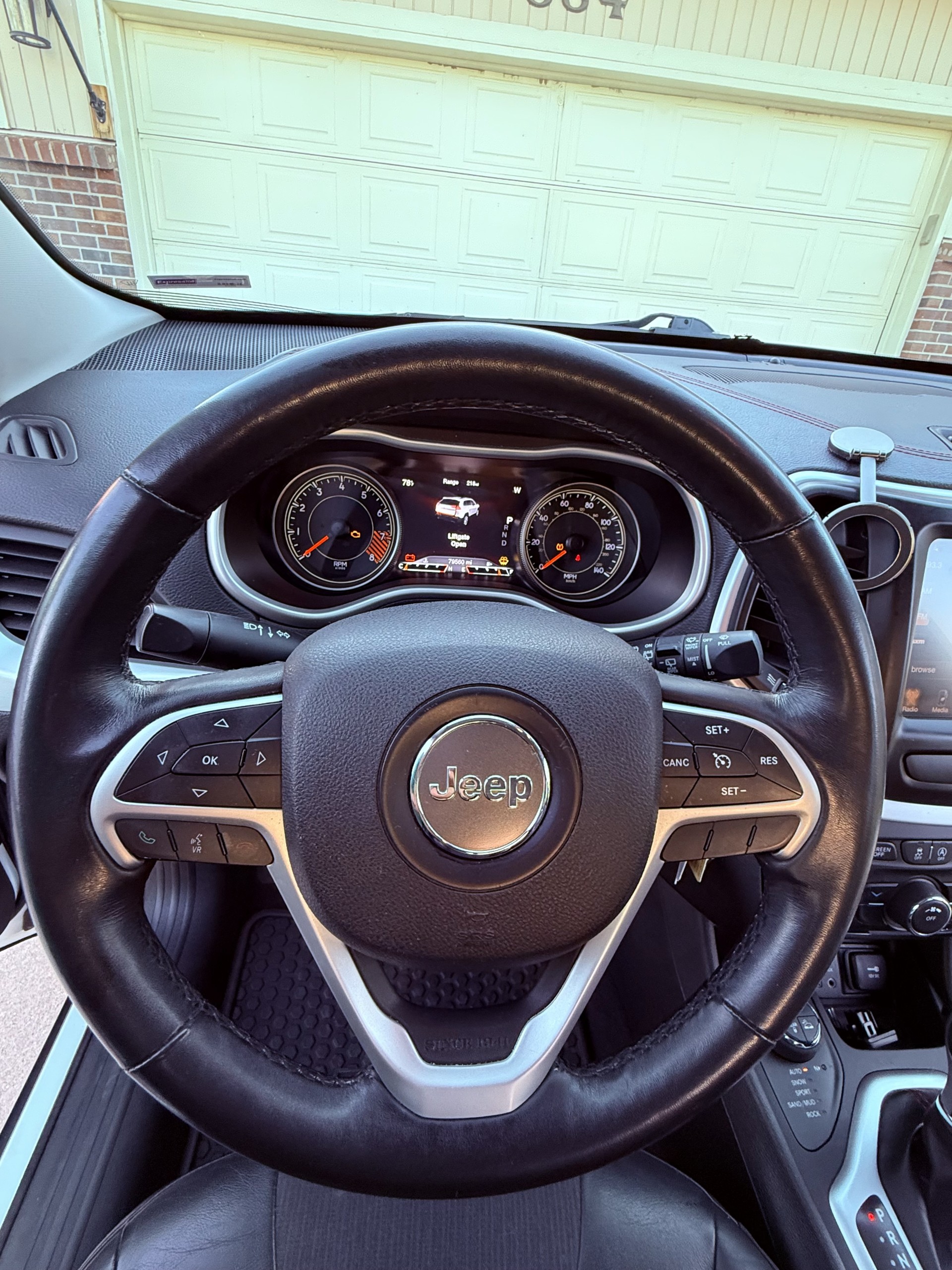 Used 2015 Jeep Cherokee Trailhawk w/ Cold Weather Group AWD/4WD image 18