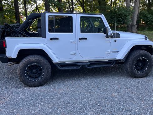 Used 2016 Jeep Wrangler Unlimited Sahara w/ Connectivity Group AWD/4WD image 4