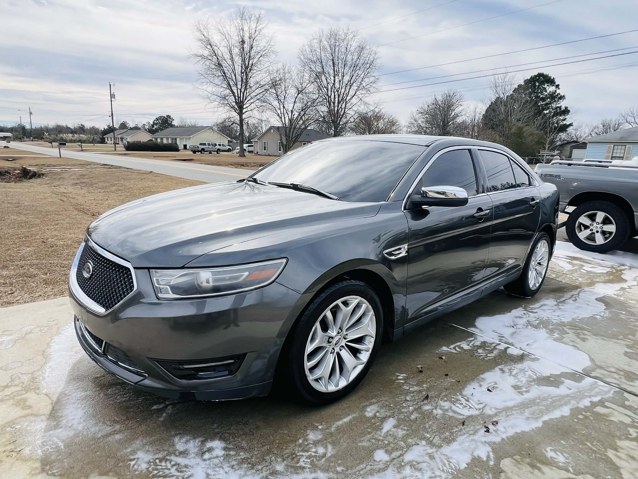 Used 2019 Ford Taurus Limited FWD image 1