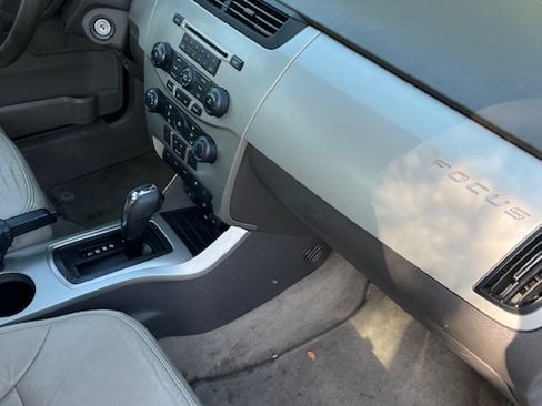 Used 2011 Ford Focus SEL image 6