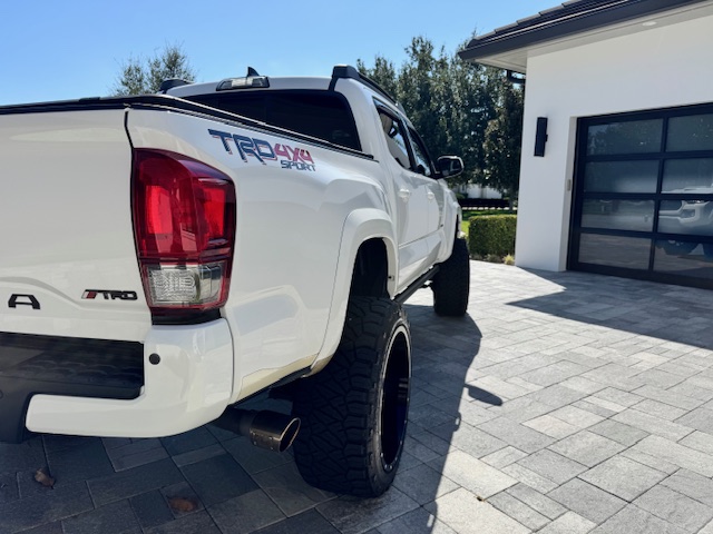 Used 2016 Toyota Tacoma TRD Sport AWD/4WD image 5
