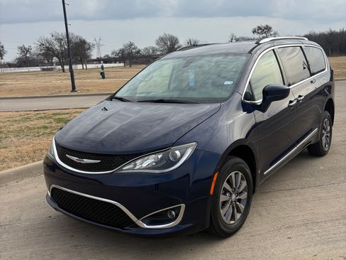 Used 2019 Chrysler Pacifica Touring-L Plus image 4