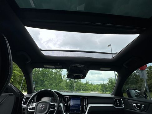 Used 2019 Volvo S60 T6 R-Design image 14