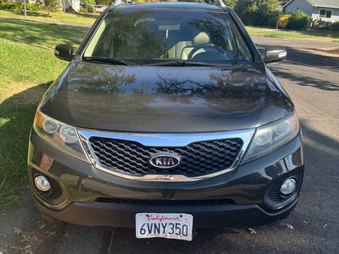 Used 2012 Kia Sorento EX w/ EX V6 Premium Pkg image 2