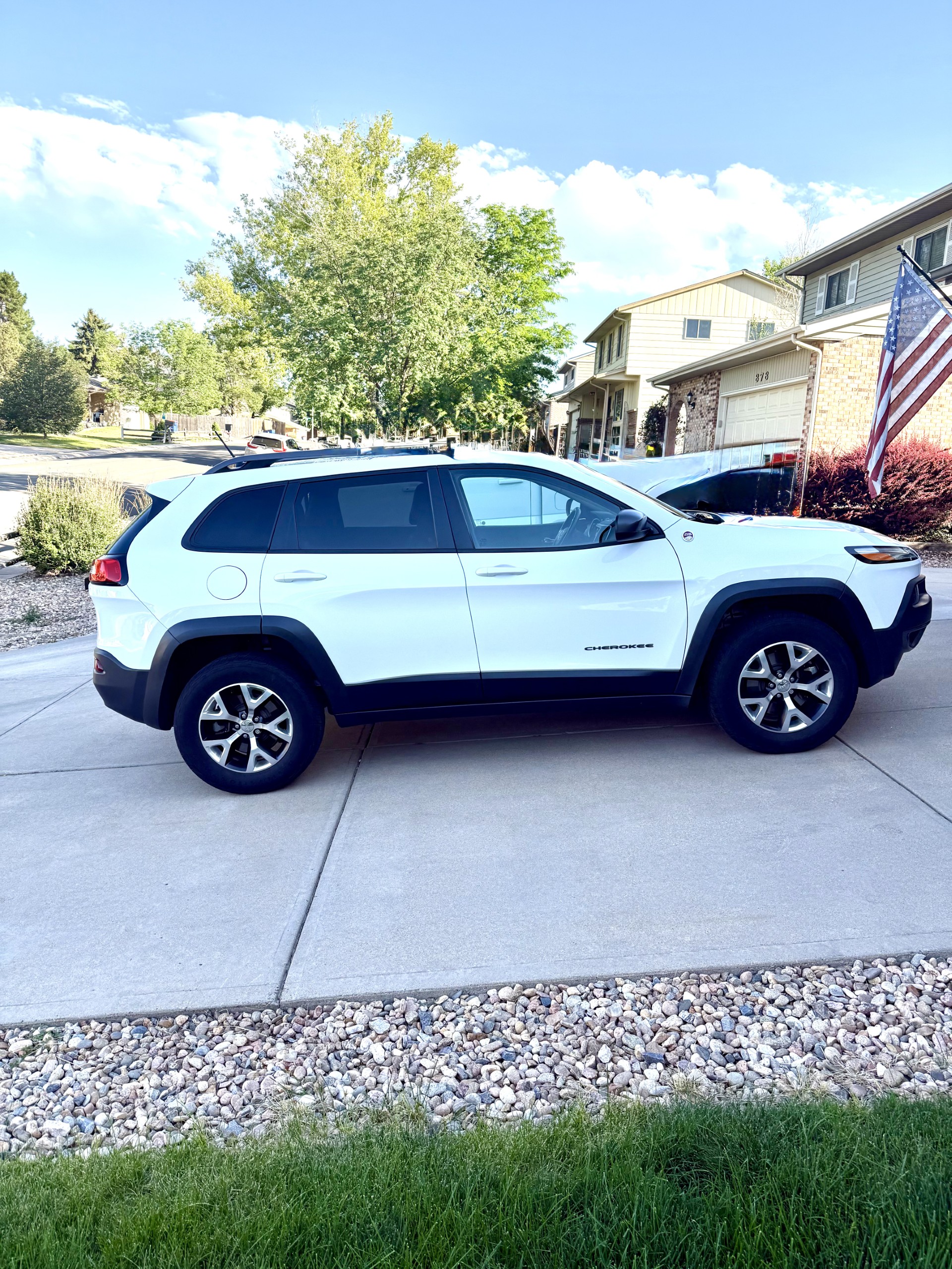 Used 2015 Jeep Cherokee Trailhawk w/ Cold Weather Group AWD/4WD image 5