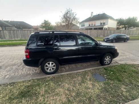 Used 2006 Toyota Highlander 2WD w/ 3rd Row image 1