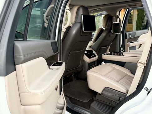 Used 2022 Lincoln Navigator Reserve image 12