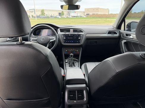 Used 2024 Volkswagen Tiguan SE w/ Panoramic Sunroof Package AWD/4WD image 22