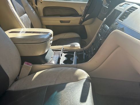 Used 2007 Cadillac Escalade AWD w/ Information Package image 8