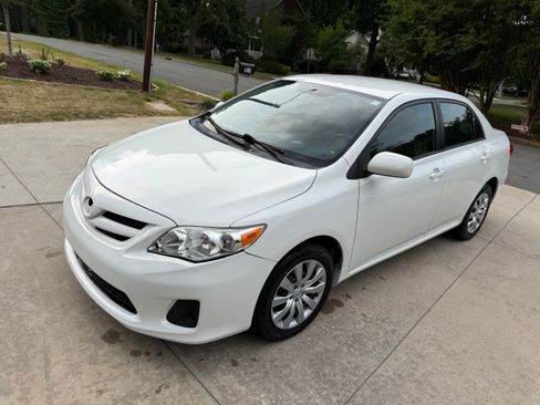 Used 2012 Toyota Corolla LE FWD image 2