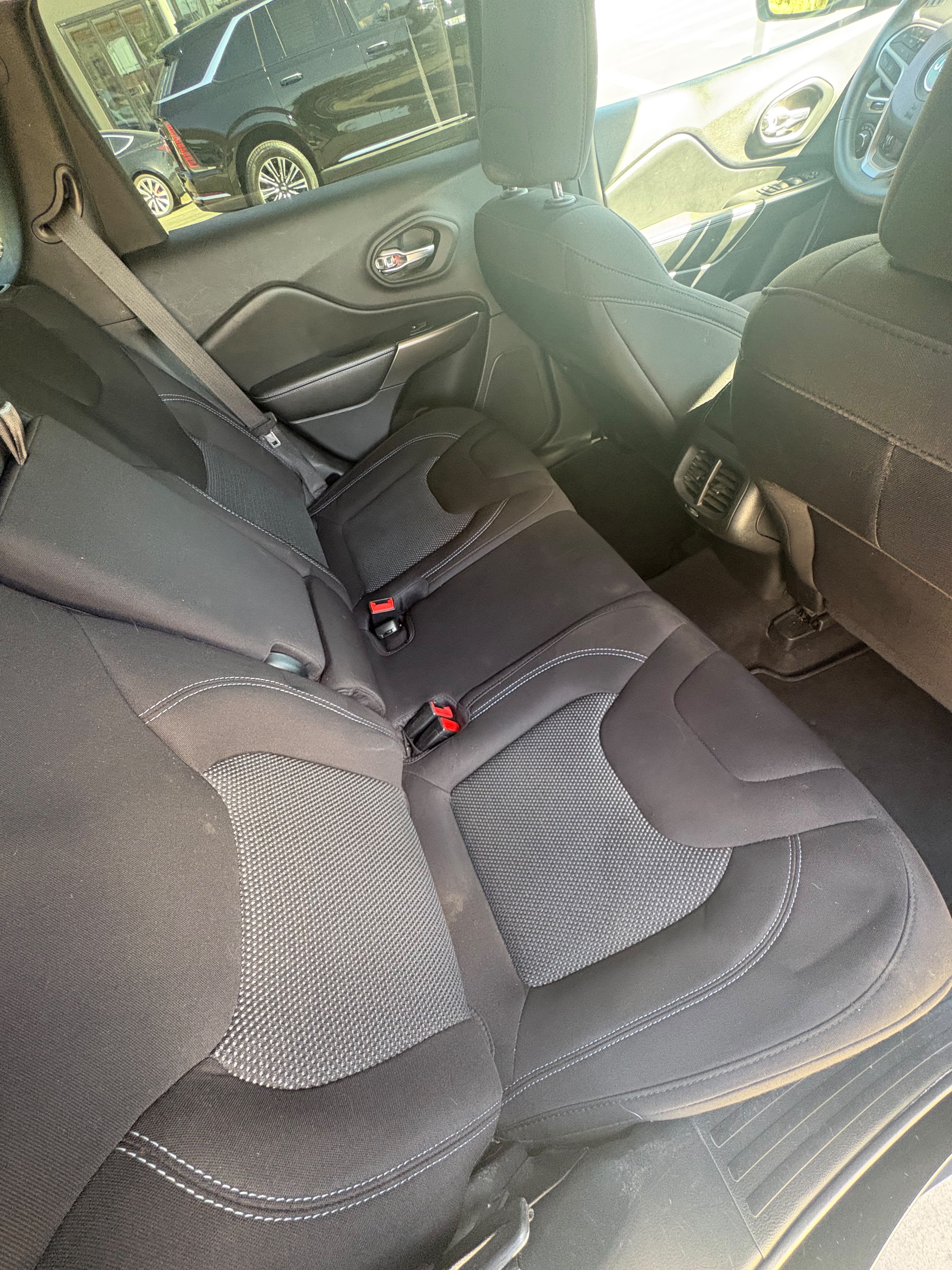 Used 2020 Jeep Cherokee Latitude FWD image 13