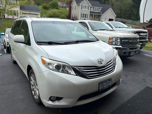 Used 2015 Toyota Sienna XLE w/ XLE Navigation Package AWD/4WD image 4