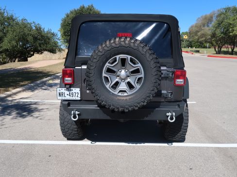 Used 2017 Jeep Wrangler Unlimited Rubicon w/ Connectivity Group image 12