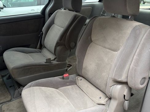 Used 2009 Toyota Sienna LE image 2