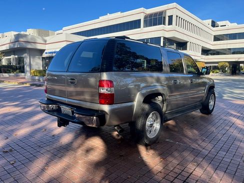 Used 2001 Chevrolet Suburban 2500 LT w/ LT Preferred Equipment Group image 9