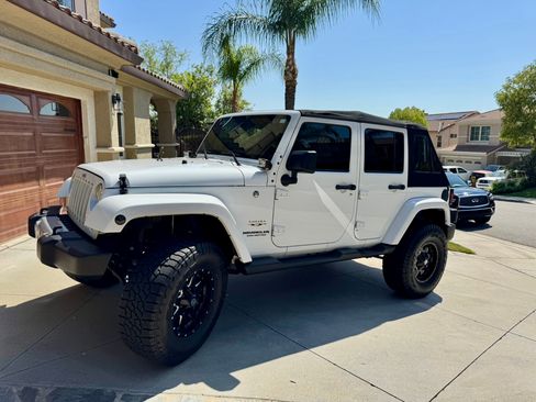 Used 2017 Jeep Wrangler Unlimited Sahara w/ Connectivity Group image 4