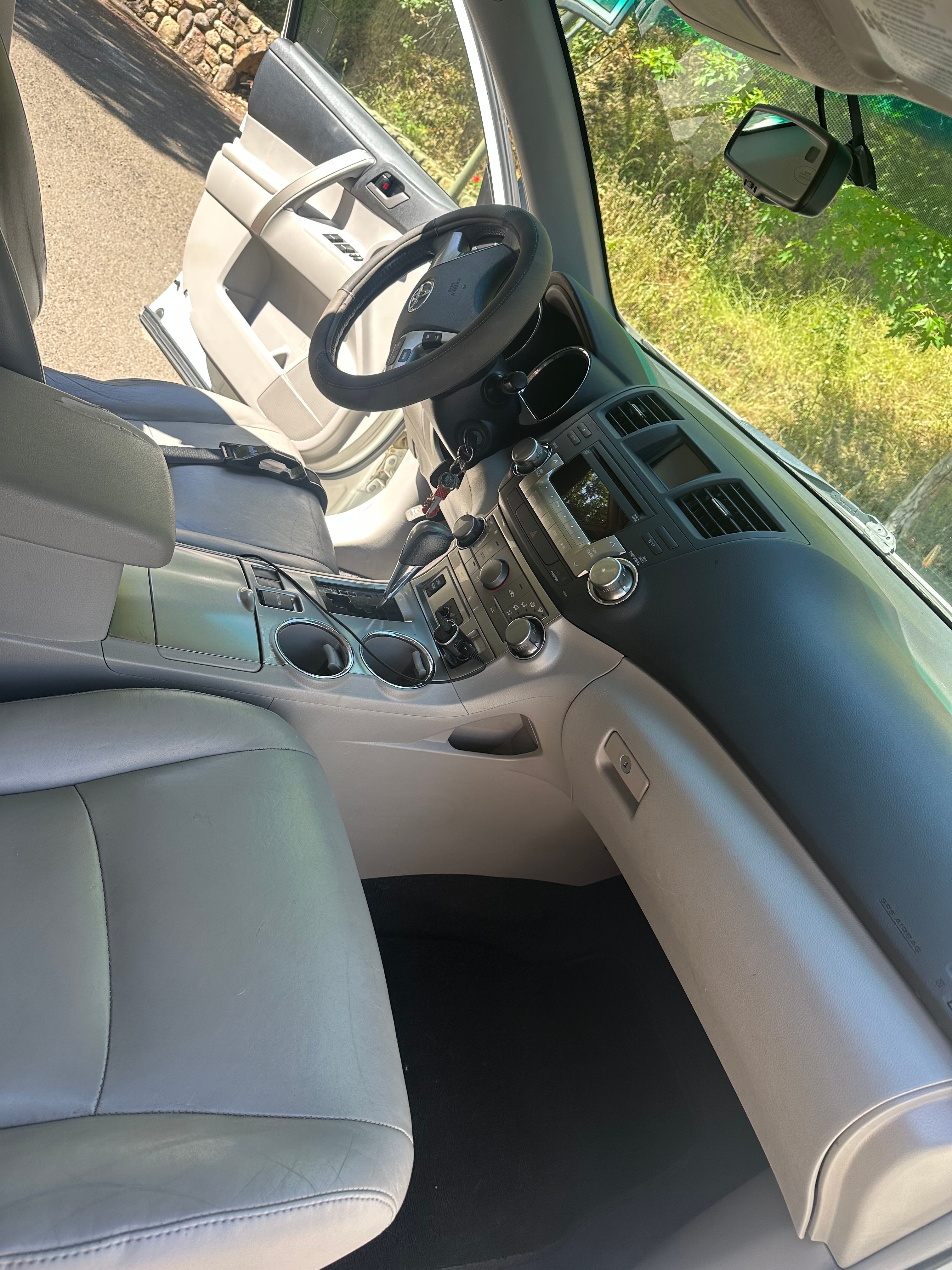Used 2012 Toyota Highlander SE w/ Tow Pkg FWD image 5