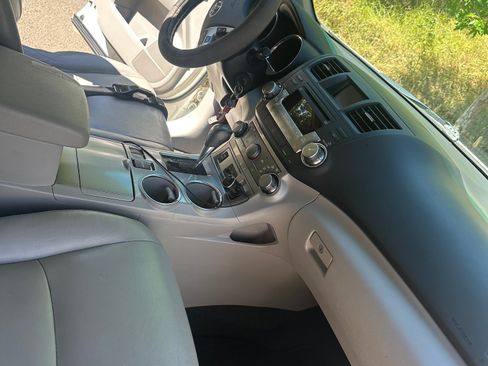 Used 2012 Toyota Highlander SE w/ Tow Pkg FWD image 5