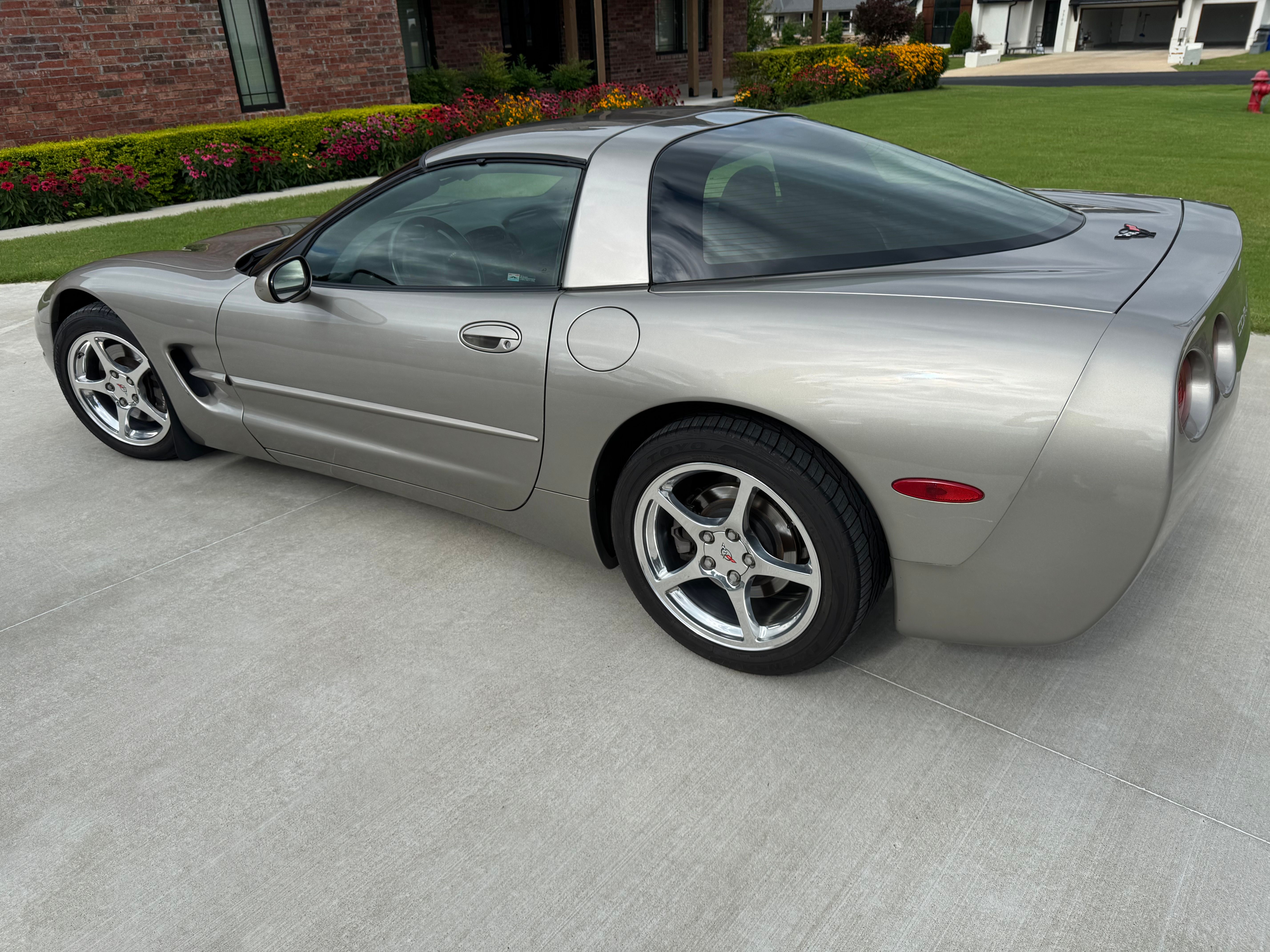 Used 2001 Chevrolet Corvette Coupe w/ Preferred Equipment Group2 RWD image 16