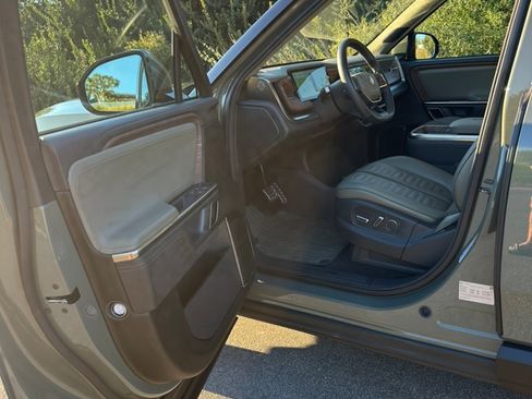 Used 2023 Rivian R1T Launch Edition image 25