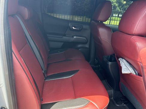 Used 2019 Toyota Tacoma TRD Off-Road w/ Technology Package RWD image 12