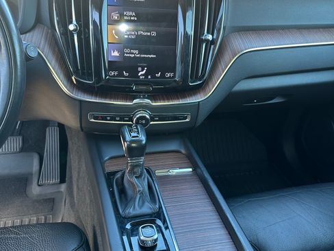 Used 2021 Volvo XC60 T6 Momentum image 10