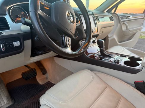 Used 2014 Volkswagen Touareg TDI AWD/4WD image 10