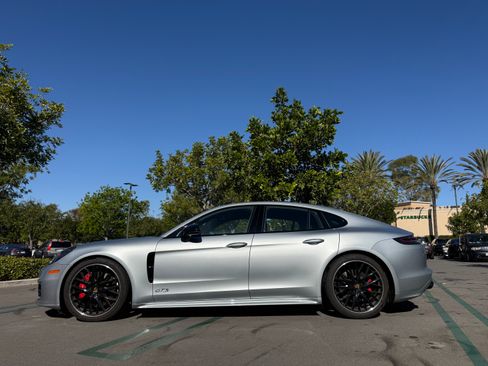 Used 2019 Porsche Panamera GTS image 2