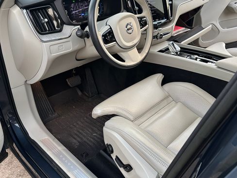 Used 2023 Volvo XC60 B5 Ultimate w/ Climate Package image 10