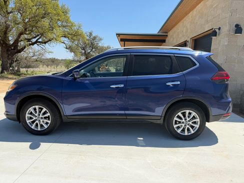 Used 2018 Nissan Rogue SV image 1