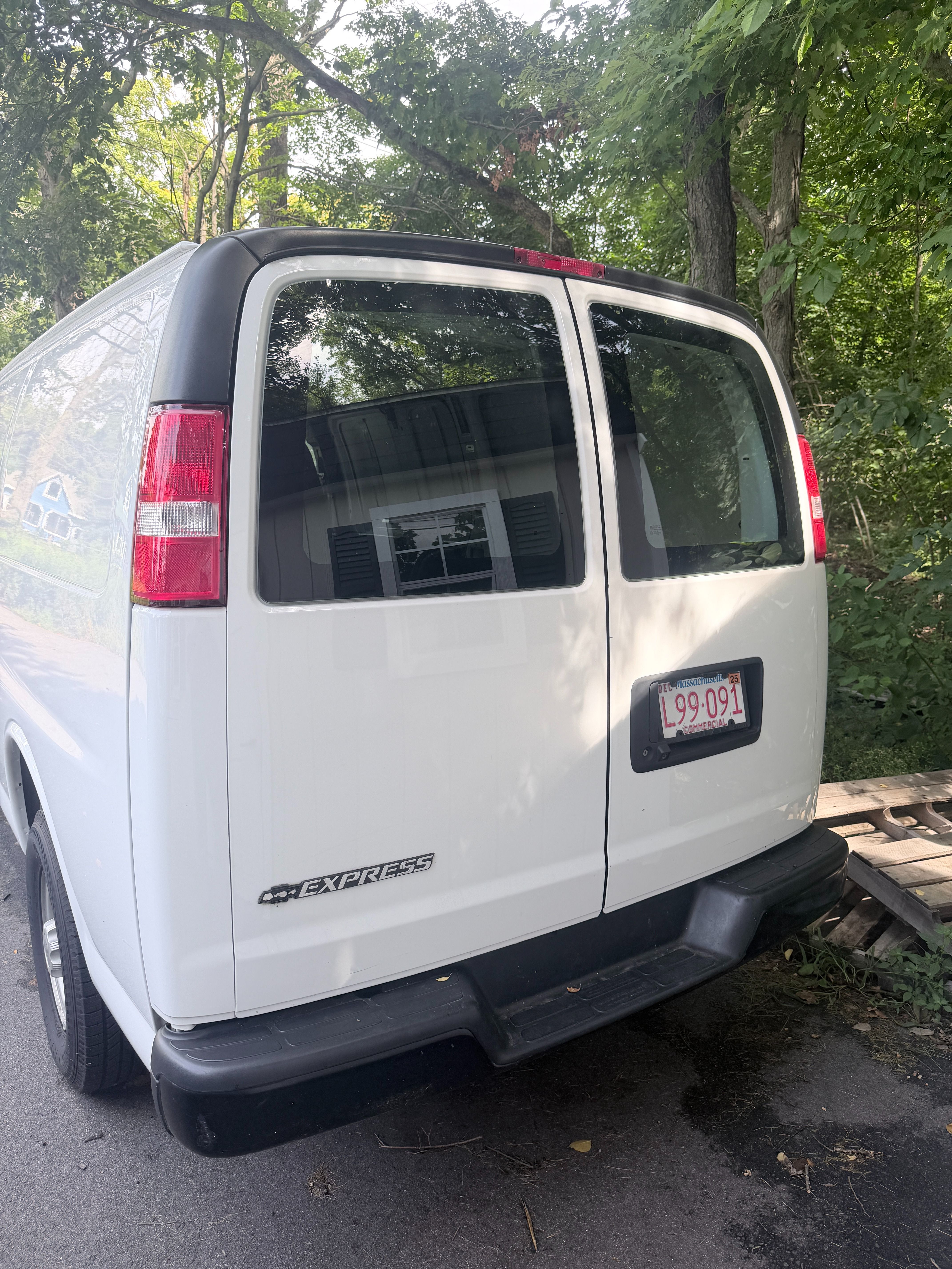 Used 2019 Chevrolet Express 2500 RWD image 2