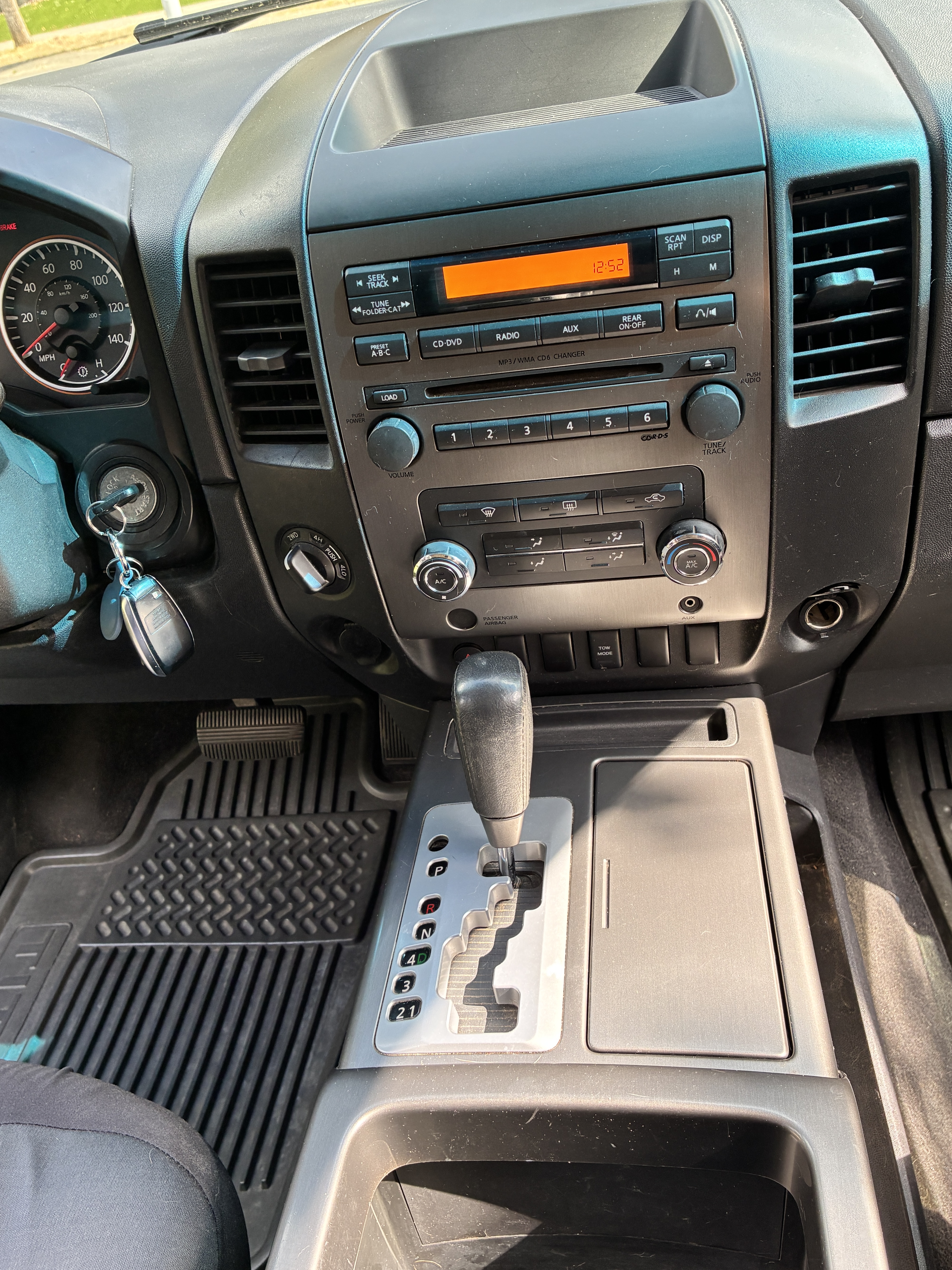 Used 2008 Nissan Titan SE AWD/4WD image 11