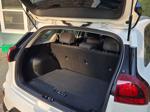 Used 2020 Kia Niro LXS image 14